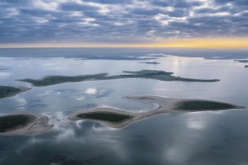 Crépuscule sur le lac du Der vu du ciel. Au centre, l'île partiellement boisée de Chantecoq. 