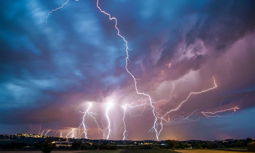 Pourquoi les orages font-ils des éclairs et du tonnerre ?