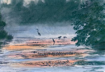 Les marais de Vendée au soleil levant. La silhouette d'un héron se détache dans la brume matinale.