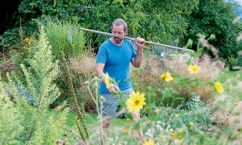 Xavier Allemann dans son jardin