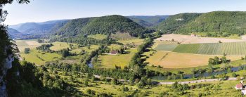 A la fois résurgence et affluent du Doubs, la Loue se déroule sur 130 km, d'Ouhans à Parcey. Malgré une pollution dénoncée par les associations locales, elle reste une des plus belles rivières d'Europe.