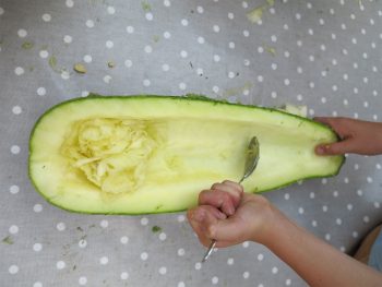 Evider la courgette pour faire la coque du bateau.