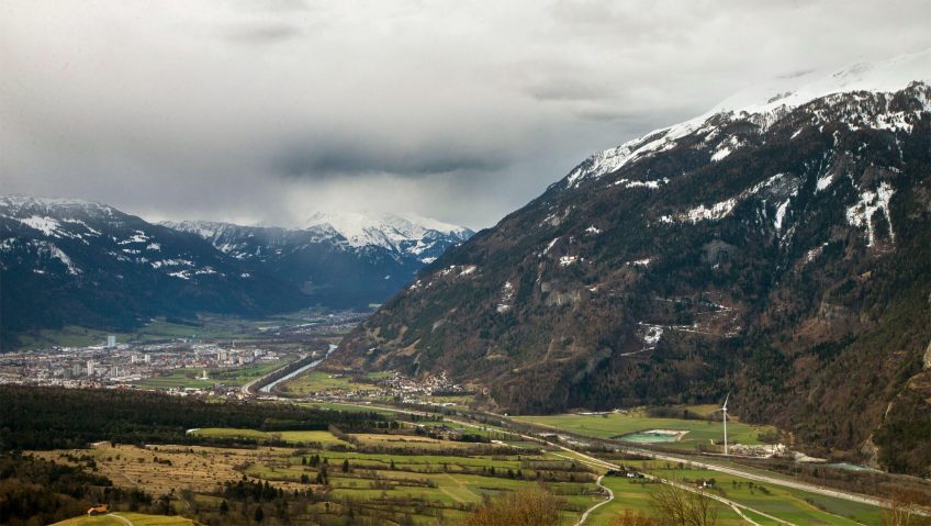 Reportage autour des loups du Calanda dans les Grisons - La Salamandre paysage montagne Grisons Saint-Gall