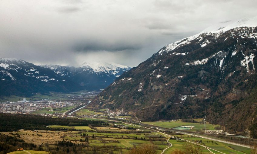 Reportage autour des loups du Calanda dans les Grisons - La Salamandre paysage montagne Grisons Saint-Gall
