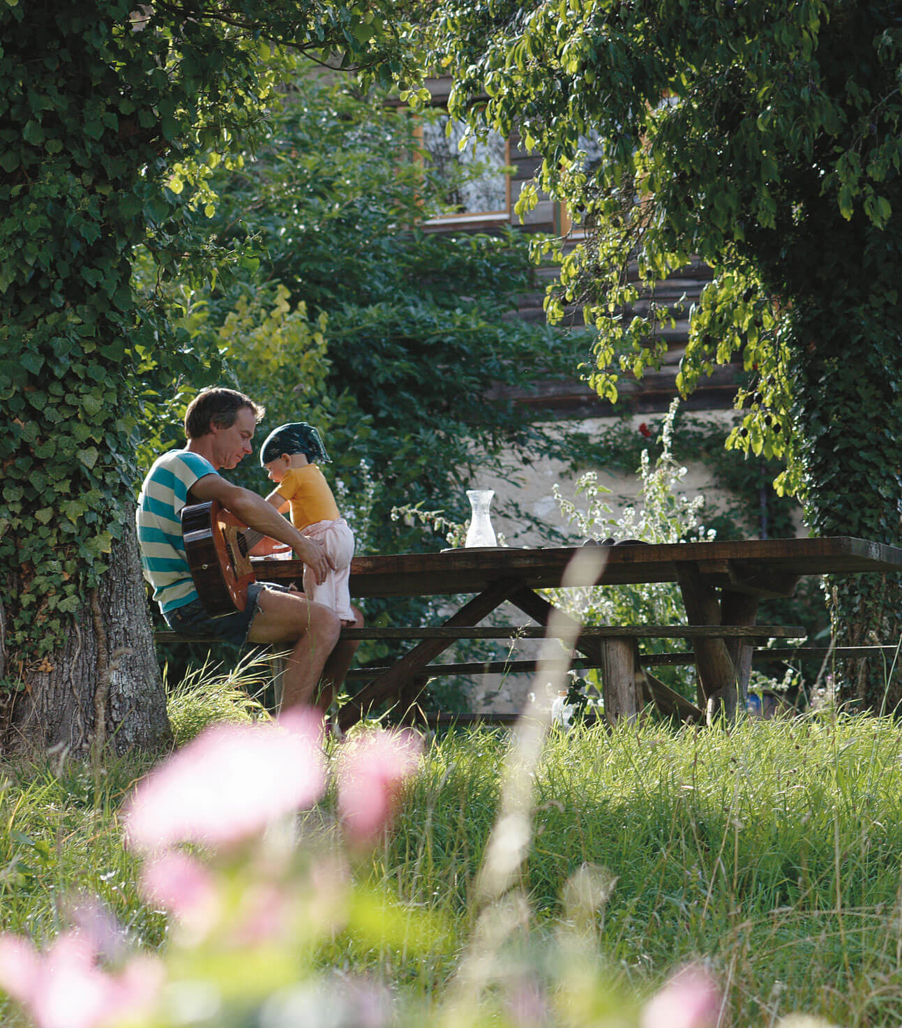 guitare jardin bébé père herbe