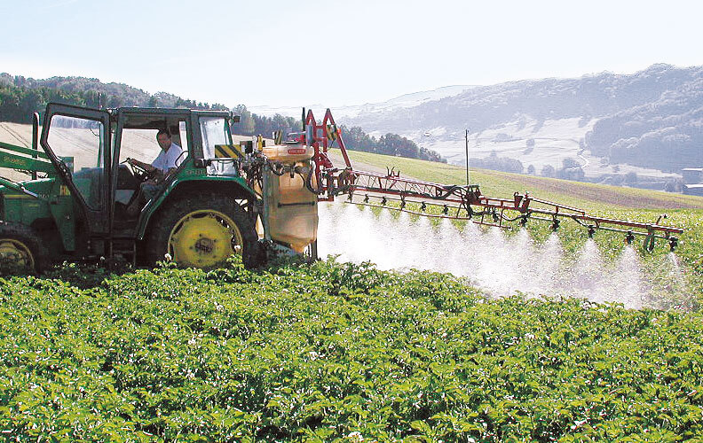 Epandage de pesticide tracteur culture agriculture
