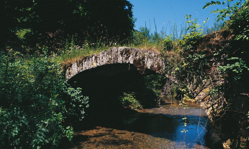 Des ponts de pierre pour passer la rivière - La Salamandre