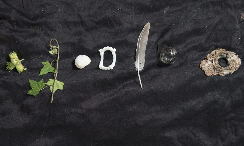 Les enfants écoutent une histoire déroulante réalisé avec des éléments naturels.