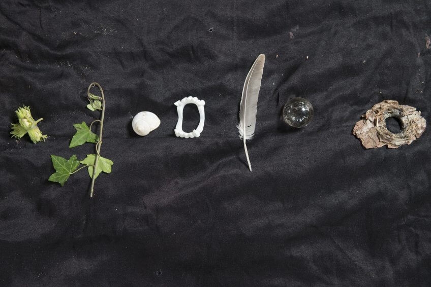 Les enfants écoutent une histoire déroulante réalisé avec des éléments naturels.