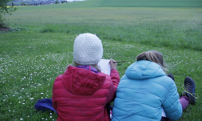 Les enfants façonnent une BD en dessinant ou en utilisant du matériel naturel.
