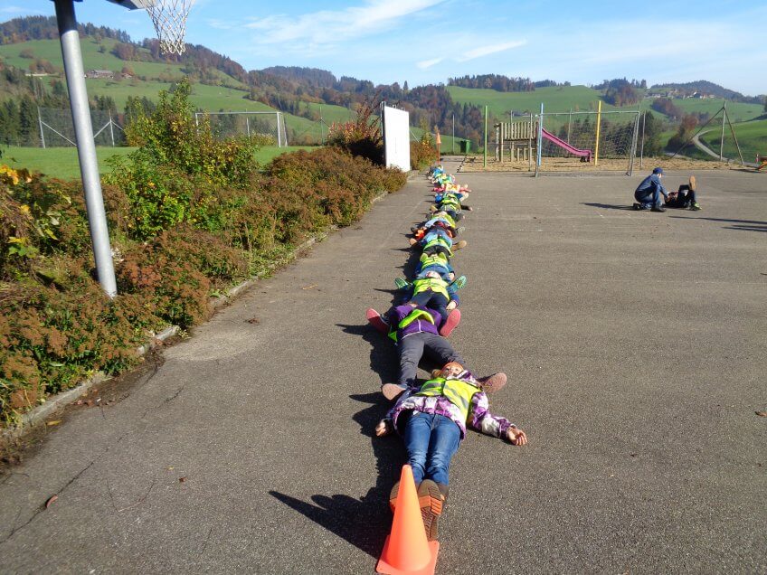 Des enfants allongé par terre.
