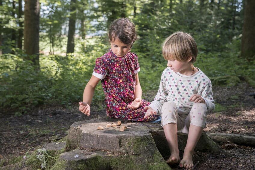 Deux enfants lancent des coquilles.