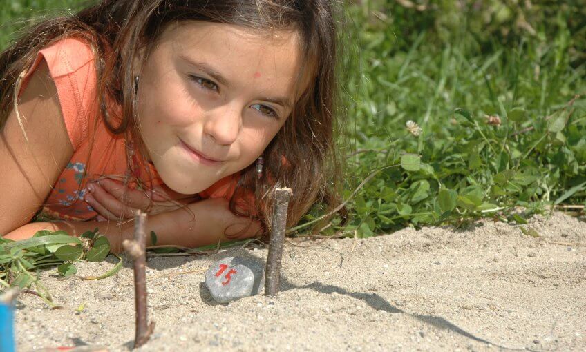 Une enfant devant un cadran solaire.