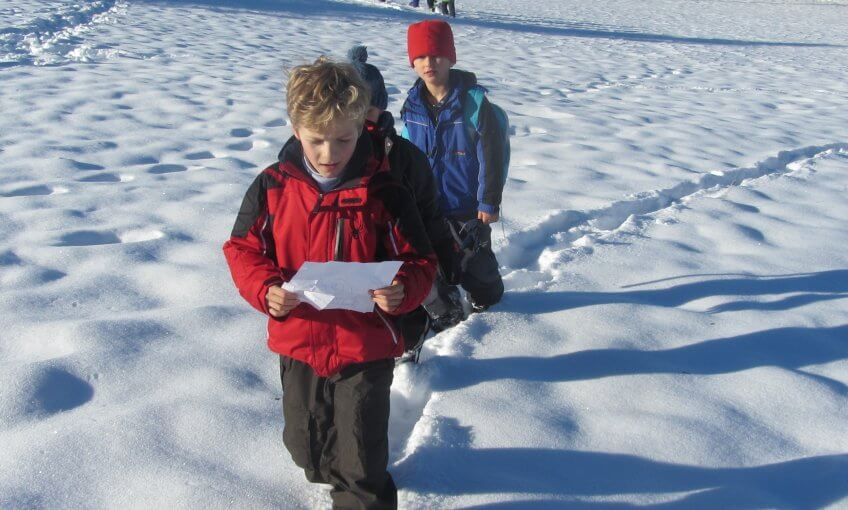 Des enfants qui marchent dans la neige.