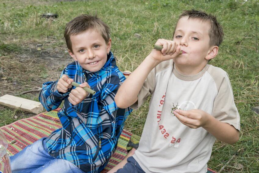 Des enfants avec une sarbacane.