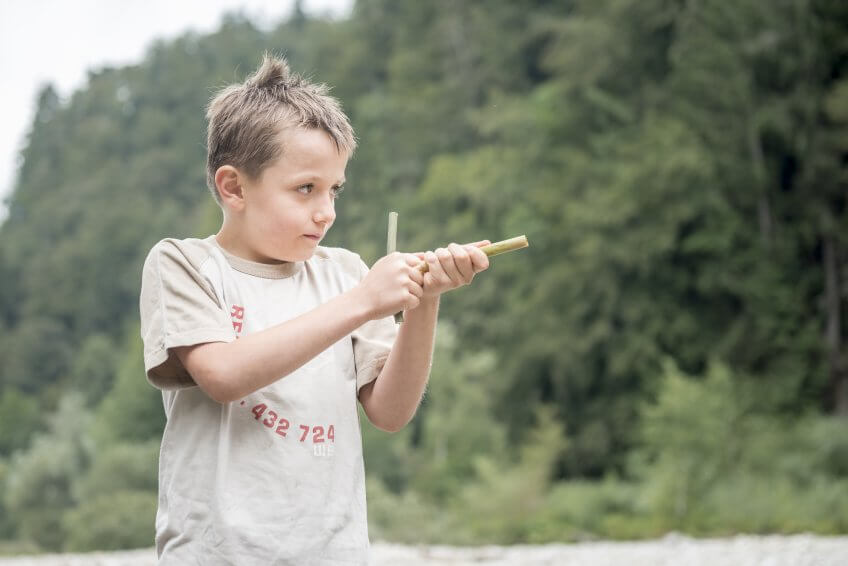 Un enfant avec un pistolet à eau naturel.