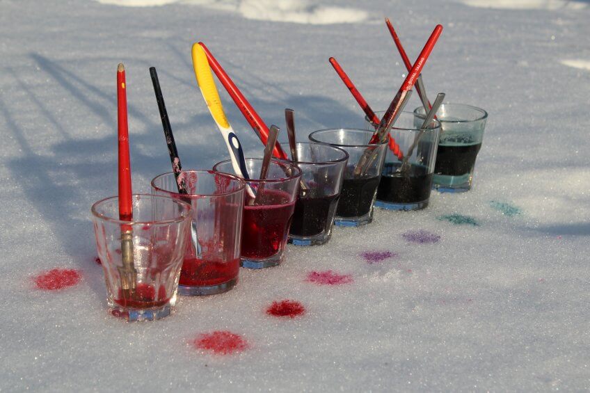 Des palettes de couleurs sur la neige.