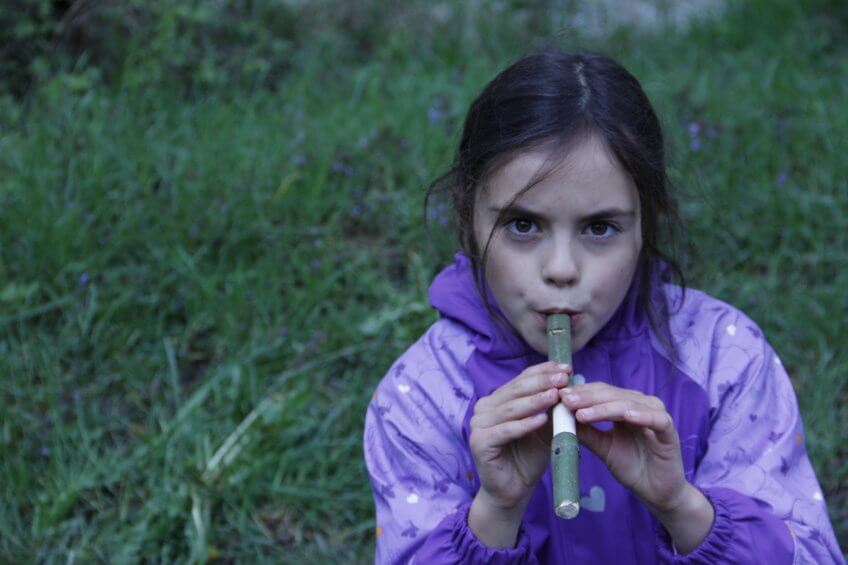 Enfant avec une flûte.