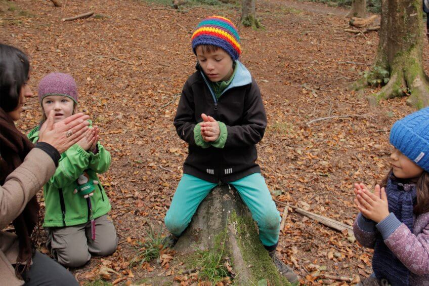 Des enfants réalisent un orchestre.