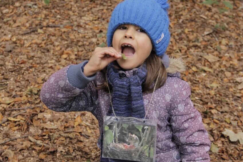 Une enfant copie une souris qui éternue.