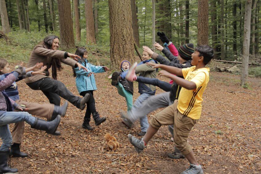 Des enfants dansent sur "Jean petit qui danse".
