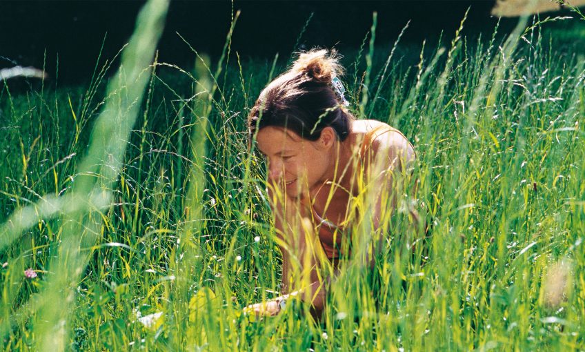 Le nez dans l’herbe à la recherche des criquets et sauterelles