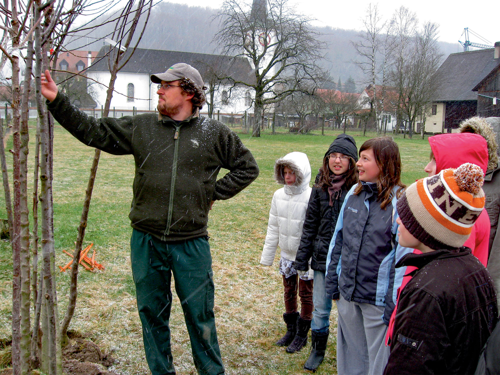 La Salamandre plante 250 arbres dans un verger du Jura