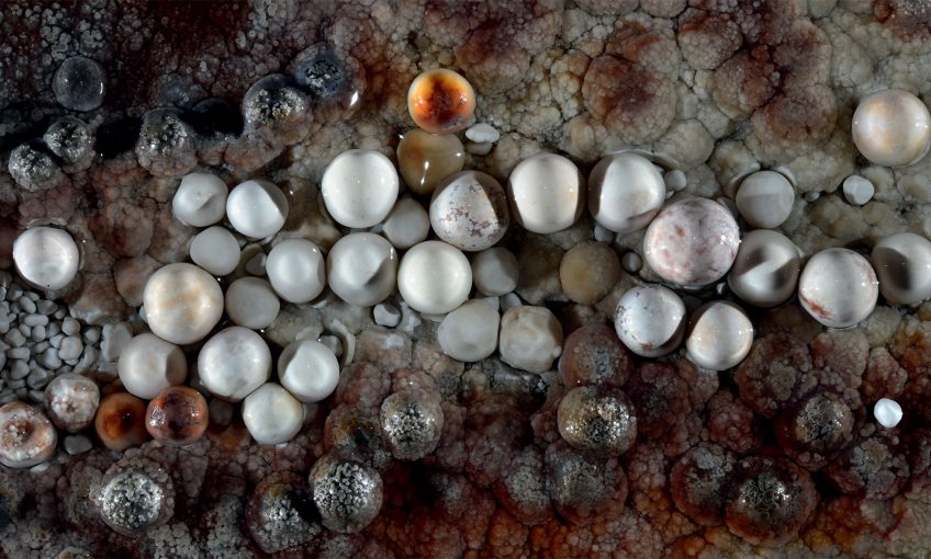 Les perles des cavernes vus par les spéléologues photographes Philippe Crochet et Annie Guiraud