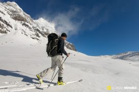 Le photographe Olivier Born à ski sur la piste du lièvre variable  / © Alessandro Staehli