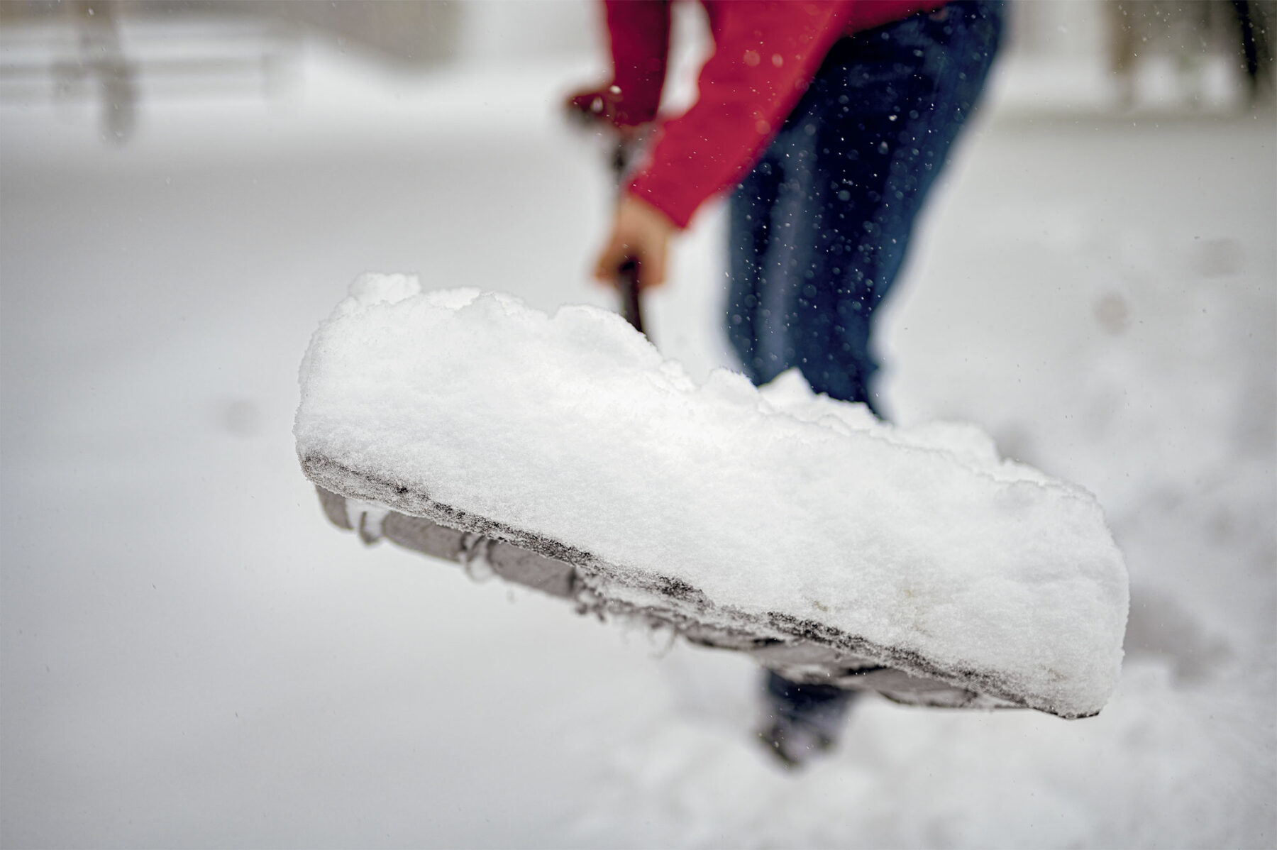 Comment enlever la neige et le verglas en hiver ? Pelle, sel déneigeant ou  déneigeuse ? 
