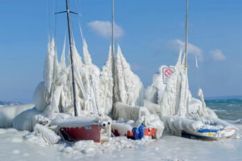 Des bateaux pris dans la glace sur les bords du lac Léman lors d’un épisode de grand froid, le 10 février 2012. 