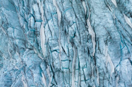 Le glacier est vulnérable au milieu de l’été. La neige qui normalement le protège a presque totalement disparu, laissant apparaître la glace à vif. 
Glacier de Tourtemagne, Valais - Juin 2023 / © Pierre Jeanneret
