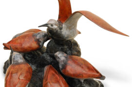 « J’ai passé des heures à observer ces oiseaux. C’était à Saint-Quay-Portrieux. Ils s’affairaient à décortiquer les restes de nourriture dans des filets de pêcheurs. »  
Groupe de tournepierres
Bronze, 37 x 40 x 35 cm