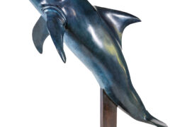 « Cette sculpture m’a été commandée par un circumnavigateur du Vendée Globe : un de ses totems protecteurs pendant la course au large. »
Le grand dauphin 
Bronze, 100 x 90 x 50 cm